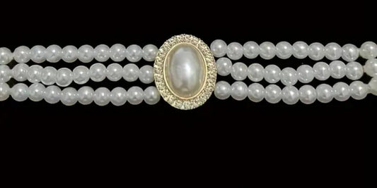 LustrePearl Elegance ā Artificial Pearl Necklace